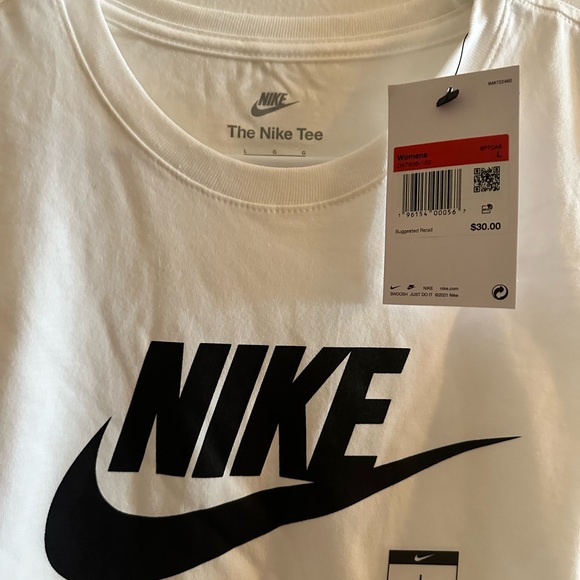 Women's Nike Sportswear
Essentials Logo Tee size large - Picture 3 of 6